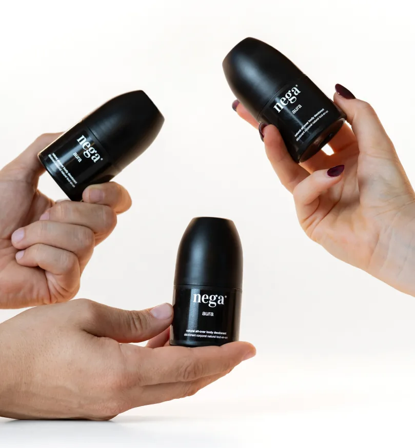 Tre mani che tengono i roll-on AURA