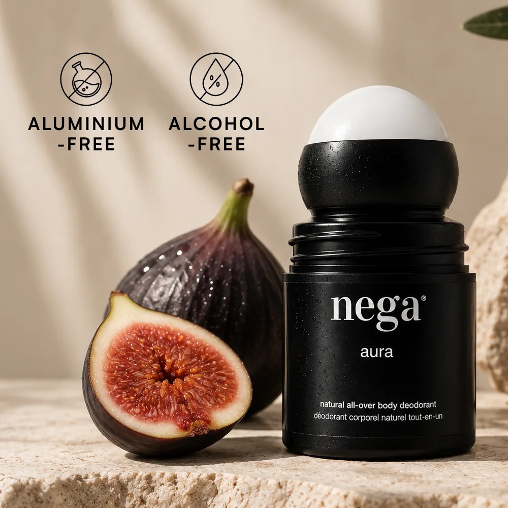 AURA accanto a fichi freschi – senza alluminio e senza alcol